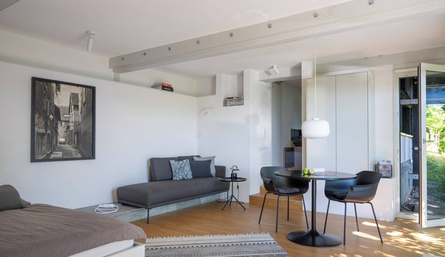 Modern Minimalistic Seeblick Design Studio mit Küche, Terrace und Parkplatz