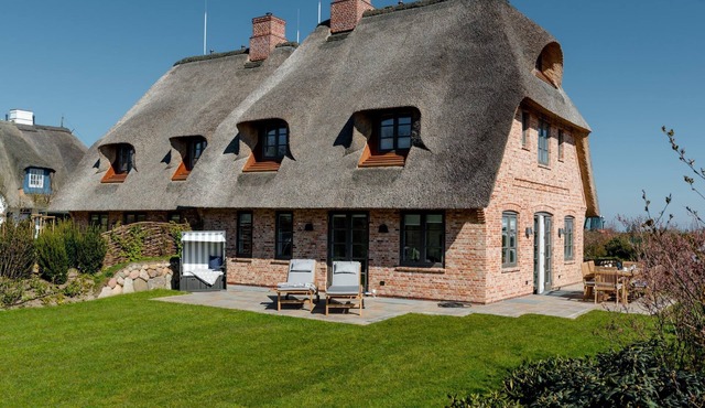Modern, spacious semi-detached house with great garden in Archsum