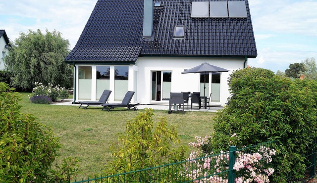 Modern, spacious vacation home - natural beach, space & tranquillity, fireplace