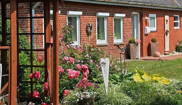 Modernes, Gemütliches Doppelhaus mit Großem Garten und Kaminofen im Schönen Nordfriesland. Wunderbar für Paare und Familien Geeignet, die Sich Abseits des Alltagstrubels Eine Auszeit Gönnen Möchten. Gern Sind Auch Haustiere Willkommen!