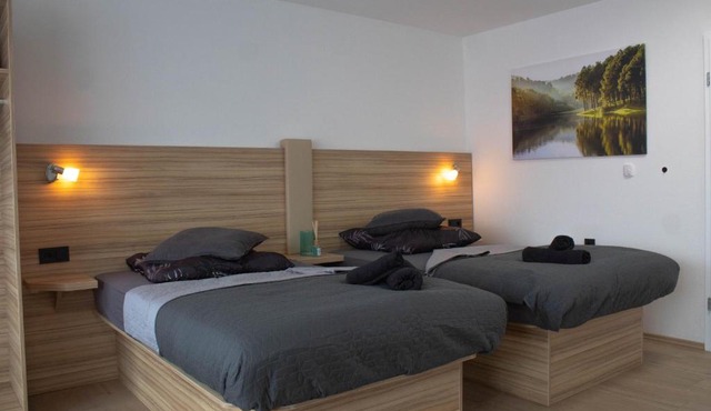 Modernes Studio mit großem Balkon, vollausgestatteter Küche und idealem Arbeitsplatz für Home Office
