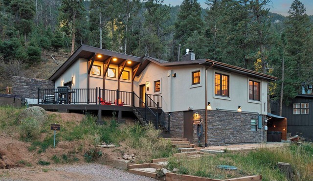 Mountain Cabin: Stunning Views, Deck, Hot Tub, Fire Pit, Forest & Peak Retreats