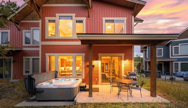 Mountain hideaway with hot tub