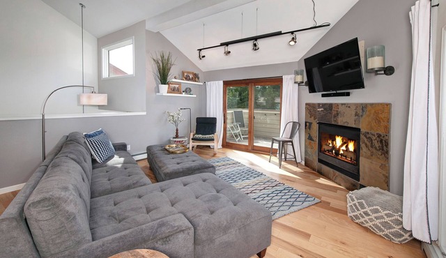 Mountain Modern Open Concept Townhouse - Fam + Pet Friendly, Walk to Outer Range