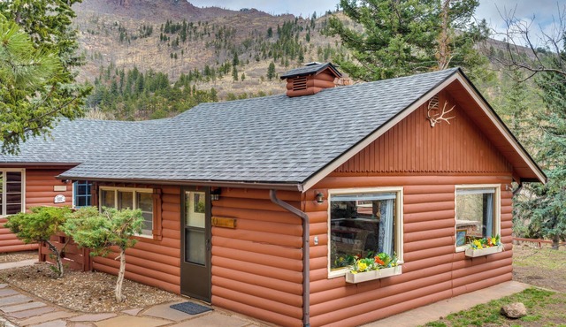 Mountain Retreat at Base of Pikes Peak!