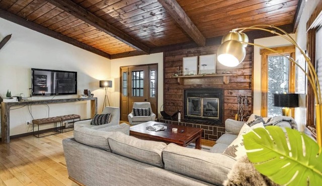 Mountain Retreat Townhome on Bus Route with a Private Deck & Covered Parking
