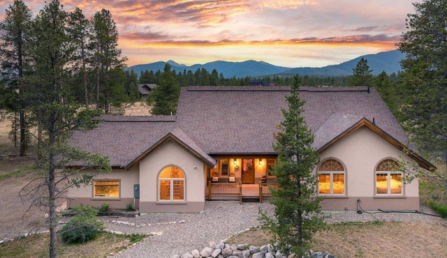 Mountain Retreat Villa I Private Hot Tub I Great Views I Game Room I Discounted Attractions