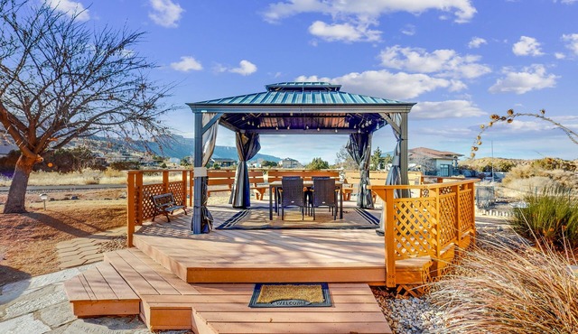 Mountain-view home with gazebo, fireplace, fast WiFi, deck & AC - dog-friendly
