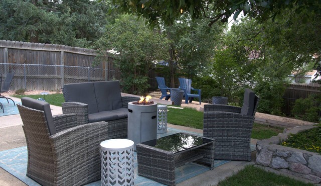 Mountain View, Sunny Patio, Social Kitchen Getaway