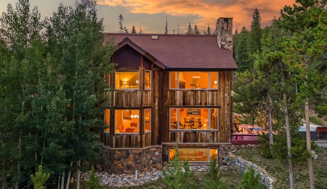 Mountain Views + Hot Tub + Pet Friendly + Ski Shuttle - Alpenglow Peaks Lodge