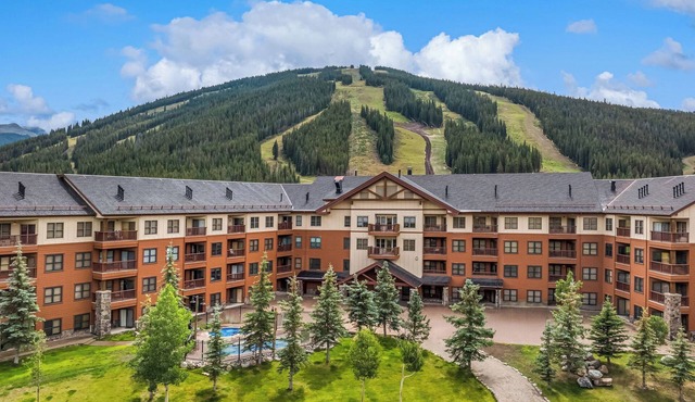 Mountains Views + Hot Tubs, Hiking & Balcony