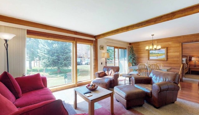 Mountainside Home w/Free WiFi & a Full Kitchen plus a Shared Hot Tub
