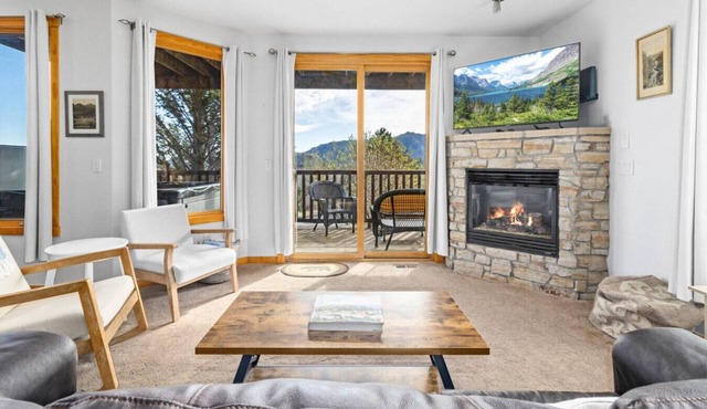 Near RMNP|Hot Tub, Fireplace, Scenic Condo