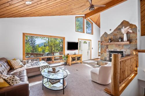 Nestled Inn Vacation Home Rental Evergreen - Trails, Views, Hot Tub, Skiing!
