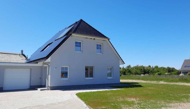 New, exclusive vacation home close to the beach with sauna, 3 bedrooms, fireplace, WLAN, garage