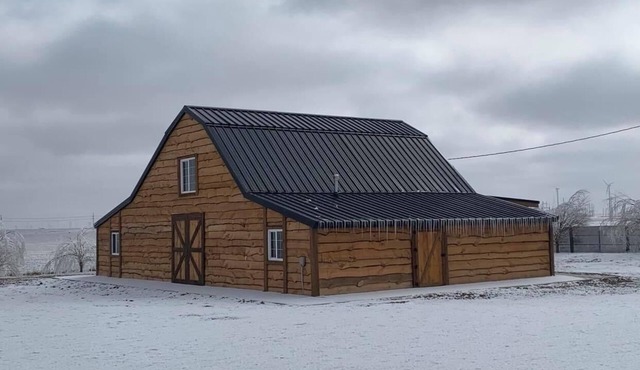 New listing! Newly renovated barndominium! Peaceful, quiet stay!