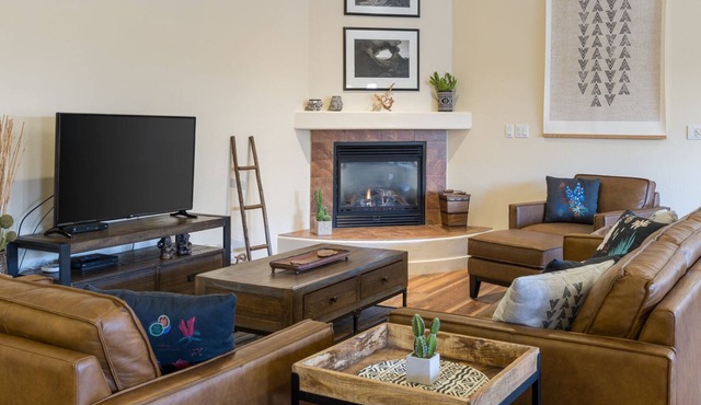 New Listing Private Spa, Pet-Friendly, Pool, Close to Parks, Garage | C419
