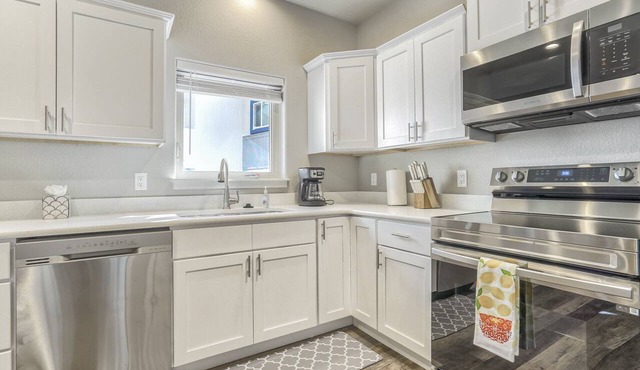 New Lower Condo-mins to downtown-Pet Friendly