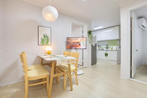 NEW Sinchon 5min, 3ROOM, near Hongdae,DDP, Seongsu 20min, Free K-snacks, WIFI, OTT