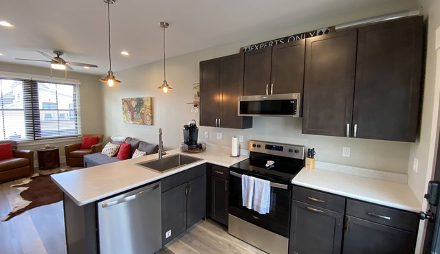 Newer Build-Just a Block to Main St.-Mountain Views