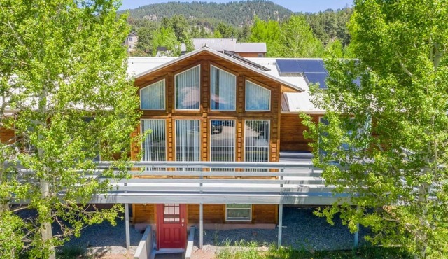 Newly remodeled Mountain Cabin w/AC/Charis Bible College/AWM/Pikes Peak/King bed