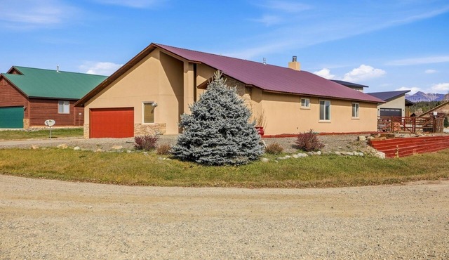 NICE! 2250 SF VIEWS & LOCATION GAS FRPLCE PAC MAN HOTTUB CORNHOLE HORSESHOES