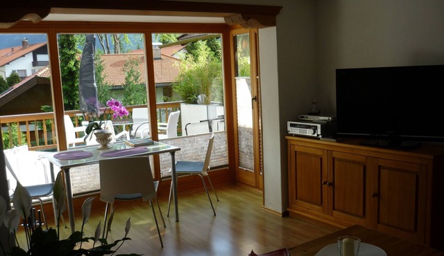 Nice, lovingly completely renovated apartment right below the Karwendel.