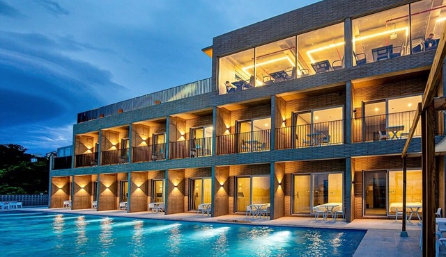 Nueve Poolvilla And Resort