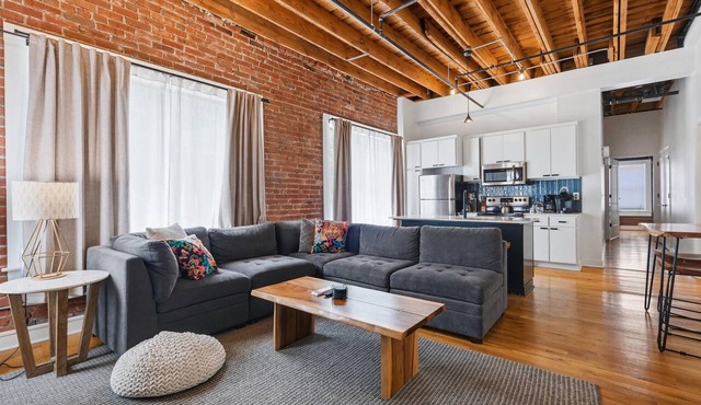 Oak St Lofts #1 - Downtown Loft w/Private Parking, Walk to T-Mobile Center and Streetcar!