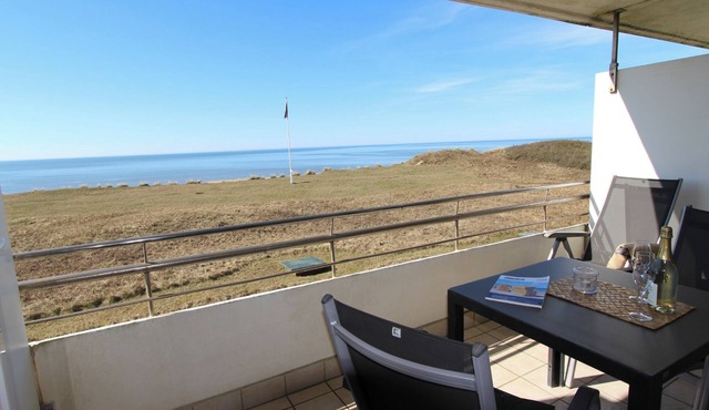 One-bedroom apartment with fantastic sea view directly on the beach crossing