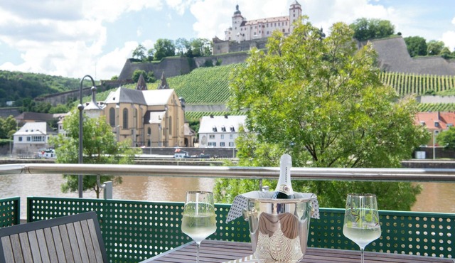 Panorama vacation apartment with fortress view