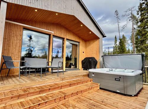 Peaceful Cabin with Hot Tub and Nature Views, Villa Lakeside Ruka
