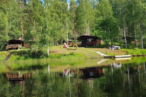 Perinteinen mökki järven rannalla