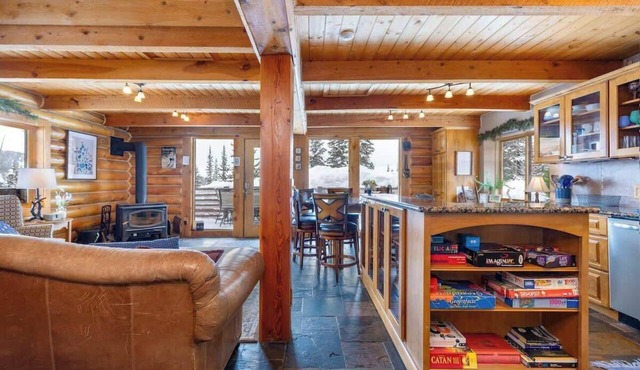 Pet-Friendly Cabin with Hot Tub