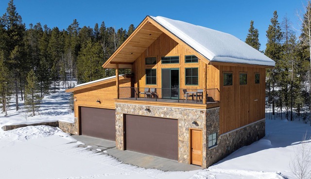 Pet Friendly cabin with views, outdoor activities on 70 acres!