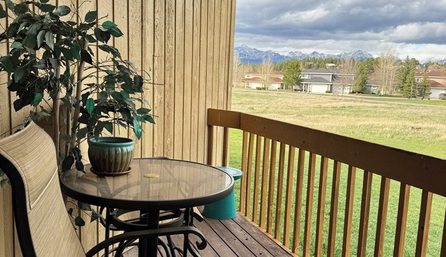 PET FRIENDLY Condo w/Mtn Views & Golf Course nearby. 1 bdrm + a Murphy Bed.
