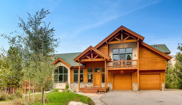 Pet Friendly Family Mountain Home with private hot tub!