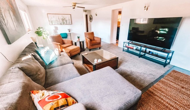Pet Friendly Gorgeous Large 5 Bdrm Home near allnn