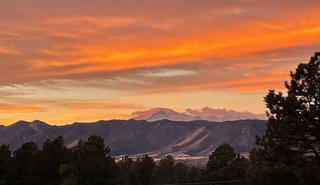 Pikes Peak Vista House 5 BD 4 BA, Hot Tub and Acreage