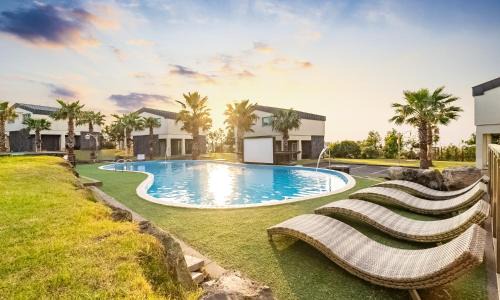 Pool and Villa Sorang