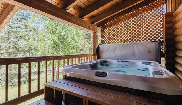 Popular Log Home. Perfect for Family Getaway! Close to Town. Hot Tub.