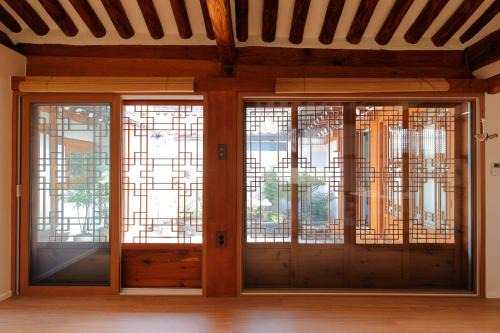 Premium Modern Bukchon Hanok Ubojae 牛步齋 Slow Walk in Bukchon