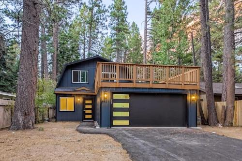 Pristine Family Friendly Home with Large Decks Near Hiking and Ski Resorts