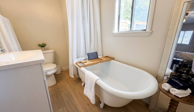 Private cottage retreat fully fenced walk downtown