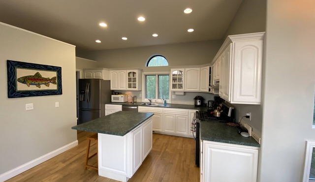 PRIVATE Family Home w Views & Hot Tub on 1+ Acre!