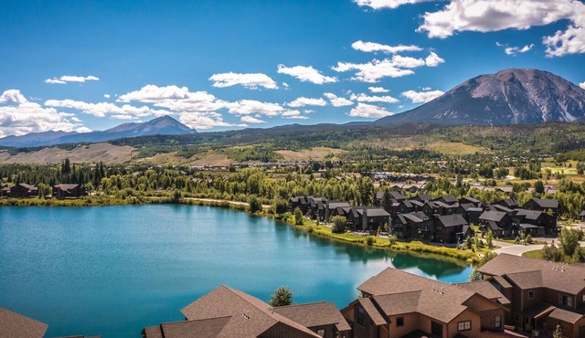 Private Neighborhood Lake - Close to Raven Golf Club - Living Rooms + Outdoor Dining