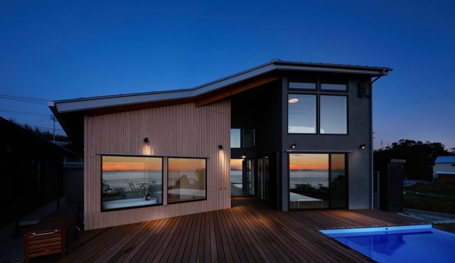 Private villa with and inifinity pool on Sunset