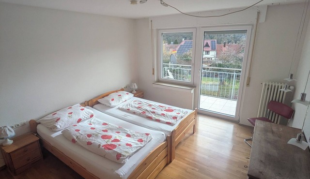 Quiet, spacious 3-room apartment with balcony and private parking space