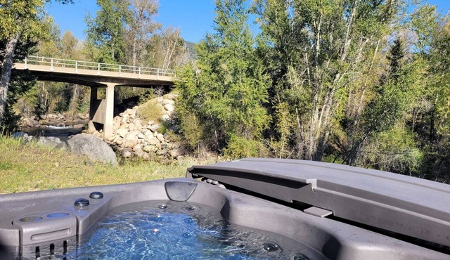 Rafting! Hot tub and Creek Views