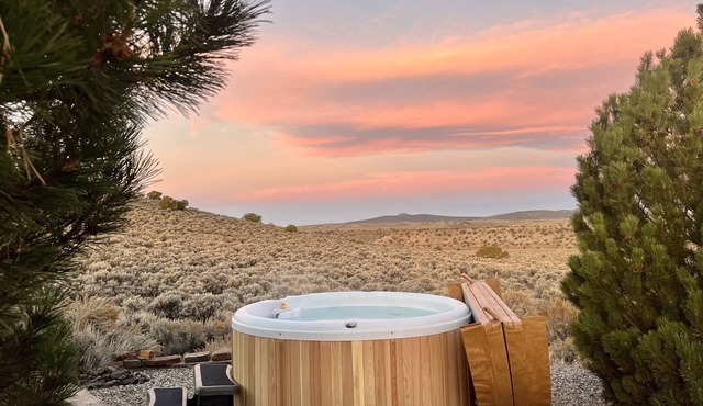 Ranch + cabin on 10 acres with gorge & mountain views, hot tub, dog friendly!
